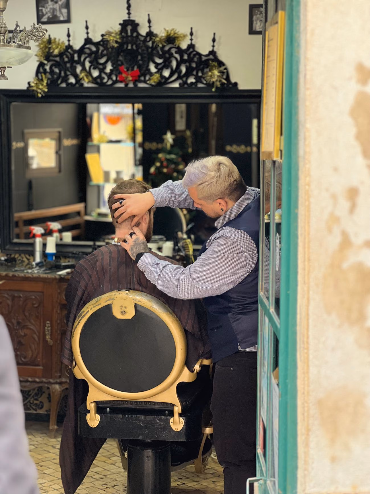 Barbero perfilando el corte de un cliente