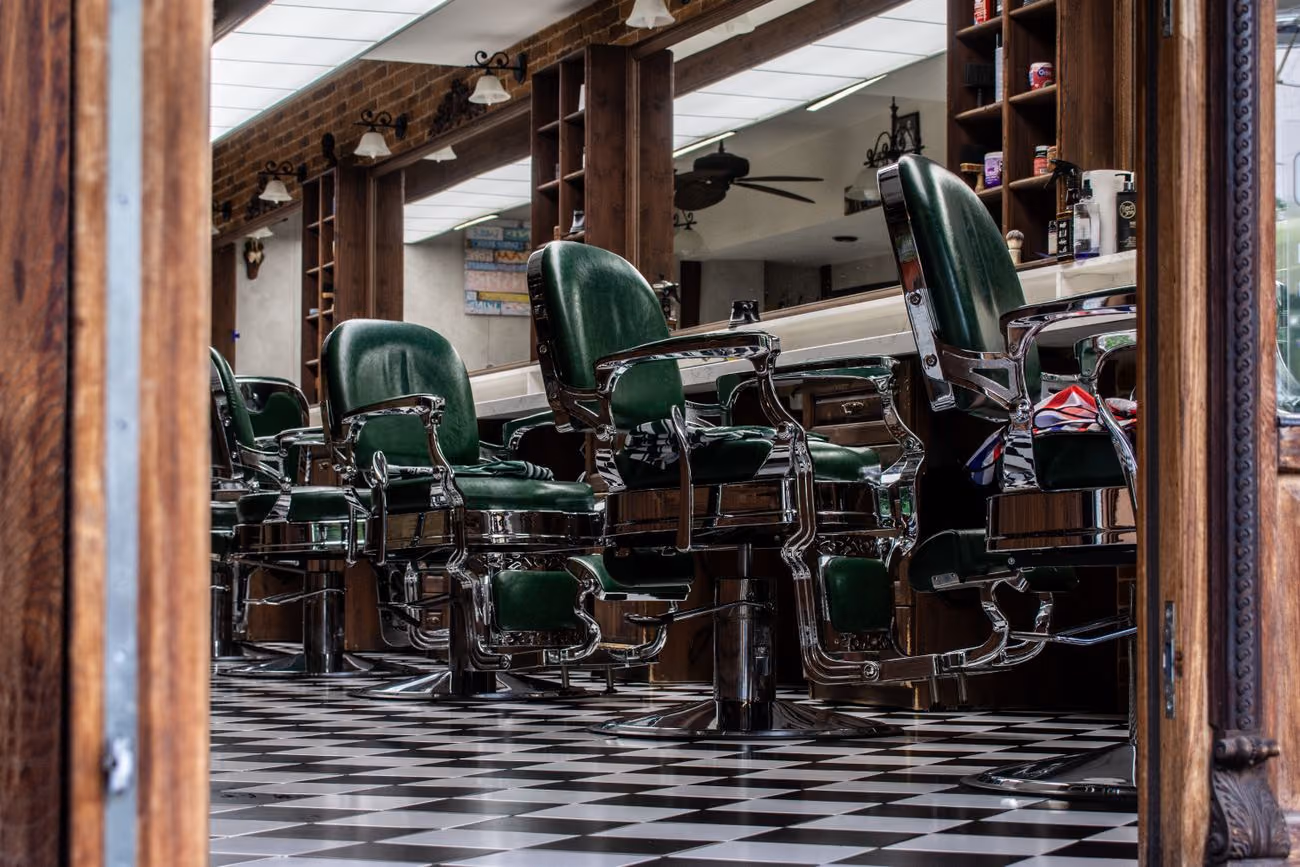 Interior de barbería con sillas clásicas y espejos